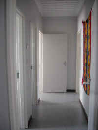 hallway.jpg (20353 bytes)